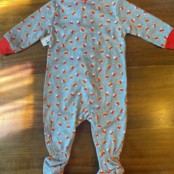 NWT Halloween Candy Corn Sleep n Play Zip up Sleeper 0-3 Months - Picture 3 of 6